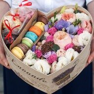 Женский каприз! Большая коробка цветов и сладостей Женский каприз! Большая коробка цветов и сладостей