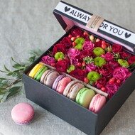 Коробочка с цветами и пирожными Коробочка с цветами и пирожными